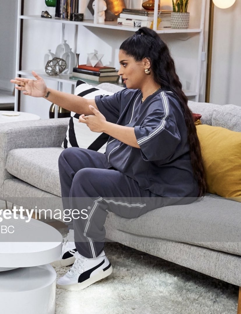 the comfy vibes this grey sweatsuit is giving on tonight’s all new #LateWithLilly is everything! Lilly looks stunning 😍
✨ S2 EP3