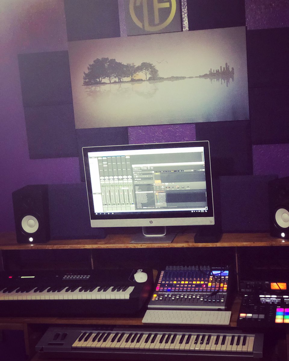 tenfingaz's tweet photo. Ahhhh I need a bigger desk!!!!! 🤣🤣😅😅 
#musicproducerproblems https://t.co/2Nh6o9daqf
