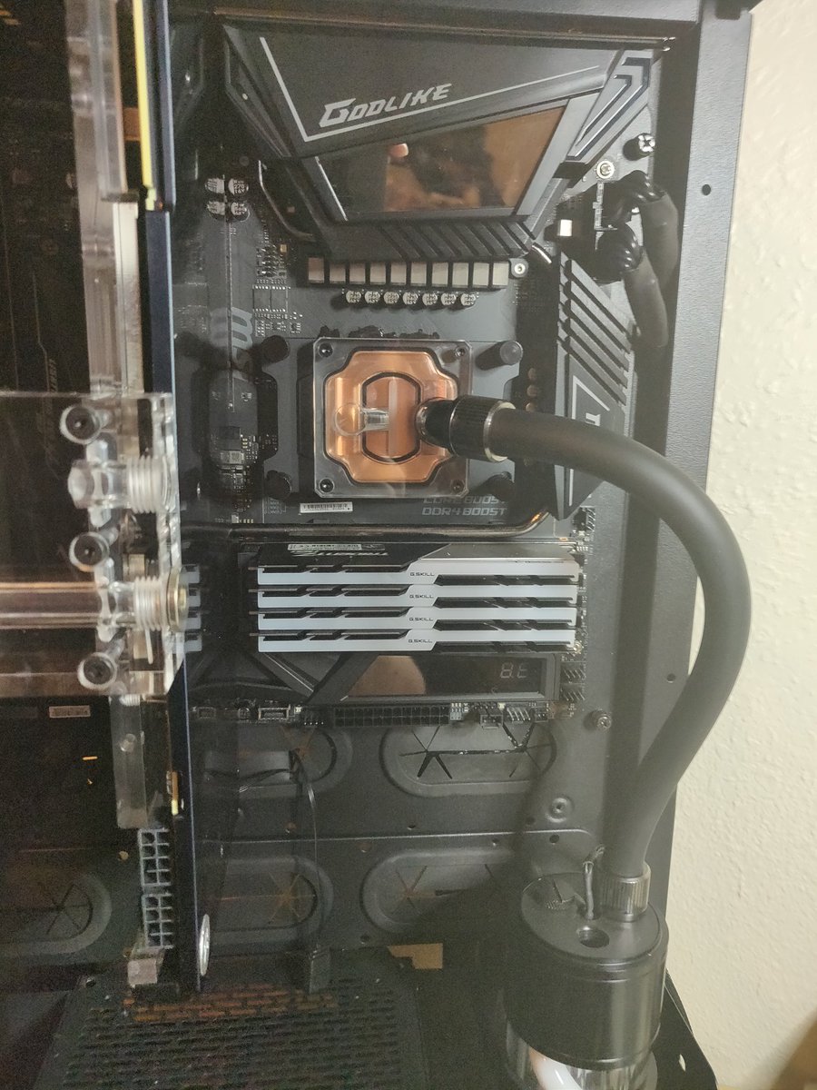 T3llik's tweet photo. Progress pictures #computerporn https://t.co/C0XSTOkbhs