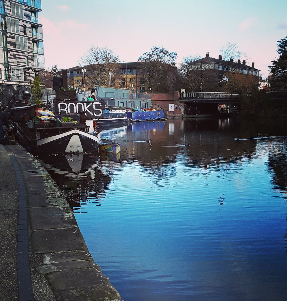 LondonersLondon's tweet image. My #Daily #Exercise I always attempt a journey that passes water (#Piscean in me I guess) for #mental calm &amp;amp; #creative enhancement. Encontering @wordonthewater on #RegentsCanal in @kingscrossN1C nice reminder of how important #books are to my life too. #LetsGuide #UniquelyLondon.
