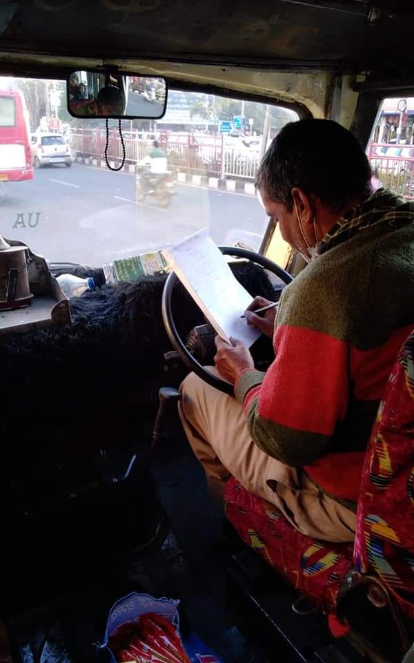 SanginiMahila's tweet photo. महिलाओं व बालिकाओं की सुरक्षा हेतु जन जागरूकता अभियान *"सम्मान"* के तहत दिनाक 13 जनवरी को न्यू मार्केट के आस पास  सार्वजानिक वाहनों में यात्रियों और ड्राइवर कंडक्टर के साथ संवाद।
#mppolice 
#tourismboard
#wcdbhopal 
#breakthesilence 
#ShivrajSinghChouhan 
#collectorBhopal https://t.co/vmbRfNcNLM