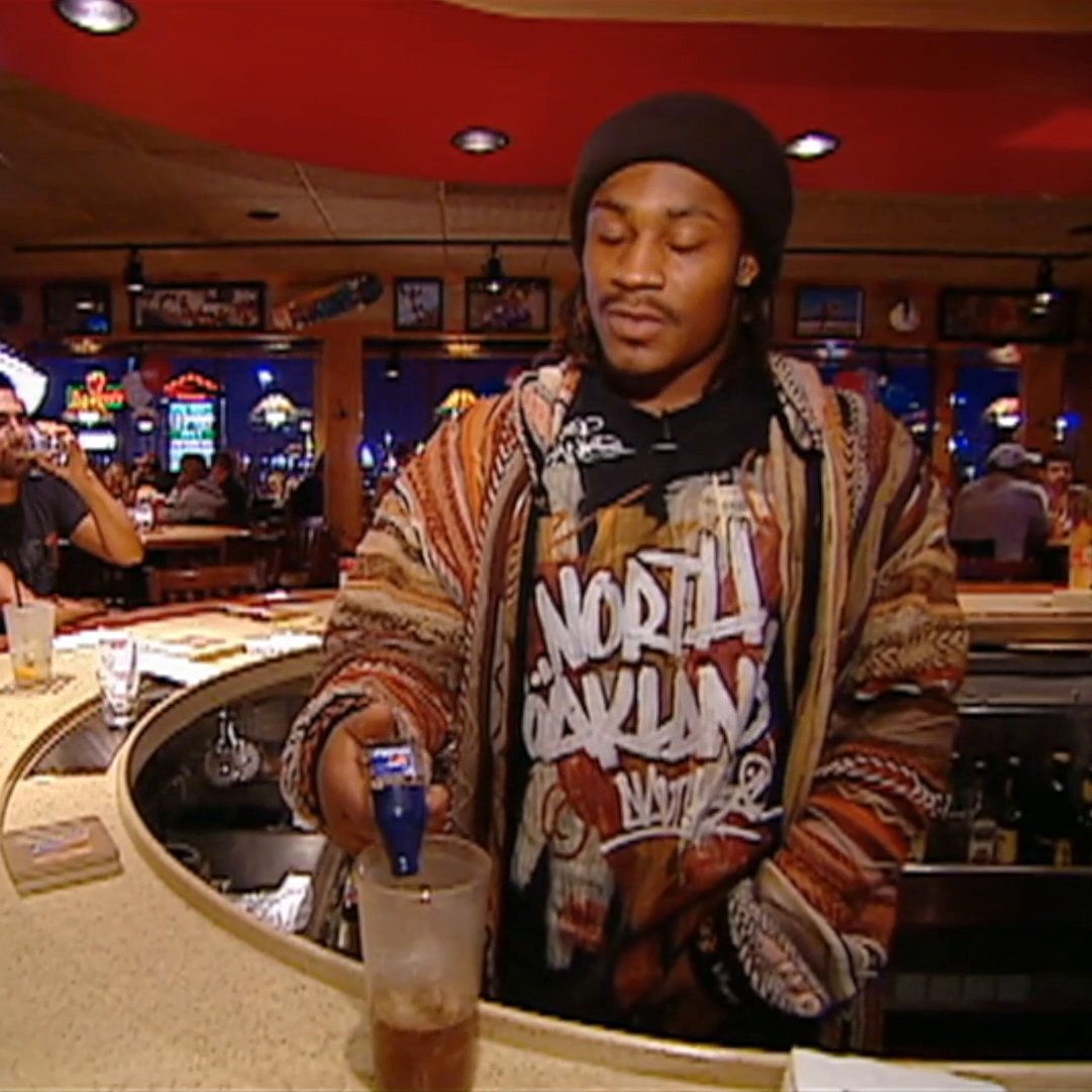 Happy 35th birthday to the future HOFer & skee-ball lover Marshawn Lynch.     