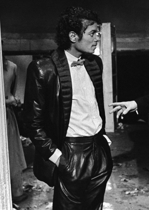 Billie Jean foi uma obra audiovisual completamente diferente pra época, com efeitos especiais e ainda apresentava uma narrativa. No clipe, Michael tem poderes sobrenaturais, ele fica invisível, e tem a capacidade de desaparecer, além de iluminar os quadrilhos do chão quando passa