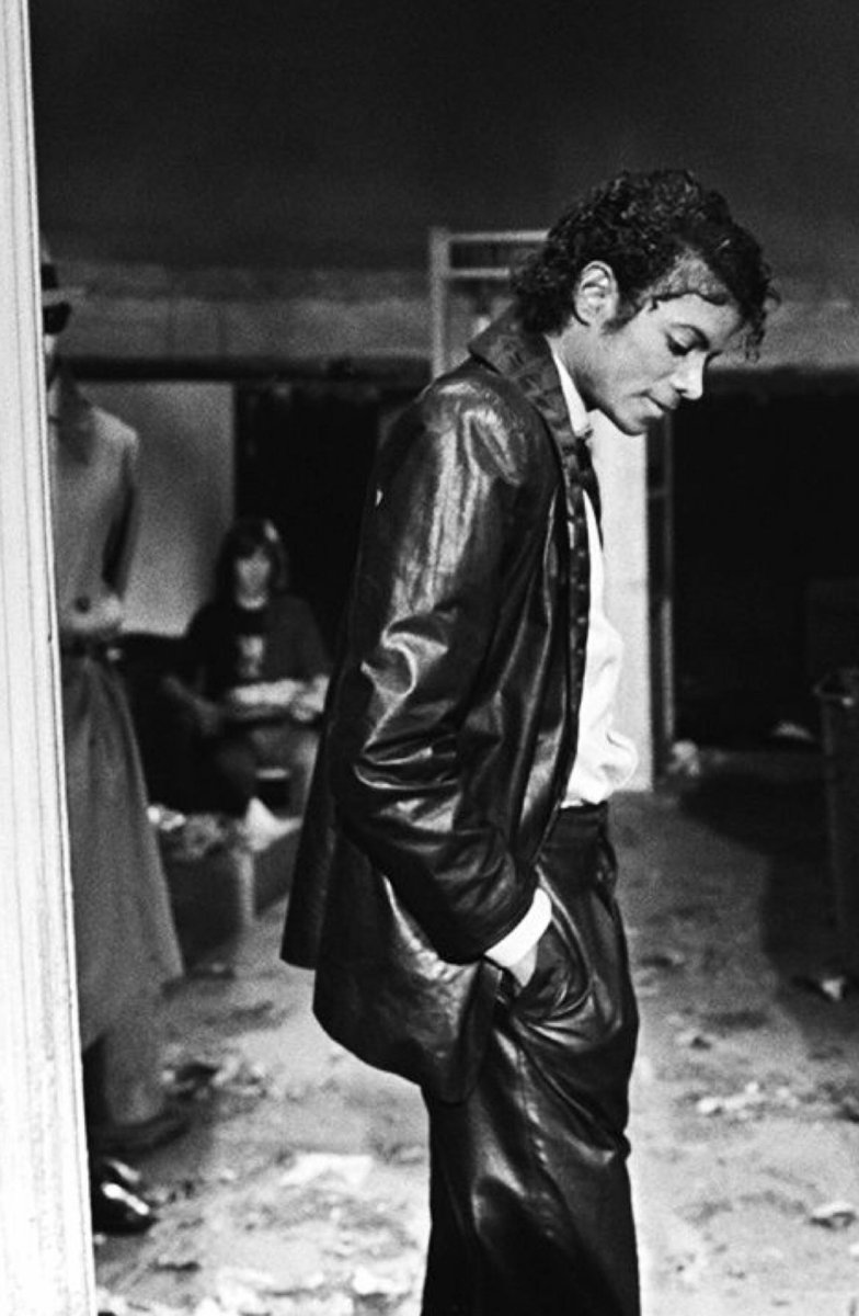 Billie Jean foi uma obra audiovisual completamente diferente pra época, com efeitos especiais e ainda apresentava uma narrativa. No clipe, Michael tem poderes sobrenaturais, ele fica invisível, e tem a capacidade de desaparecer, além de iluminar os quadrilhos do chão quando passa