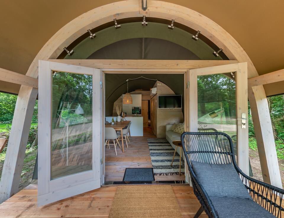 🍾🎉🍾Wat zijn we trots om in de Top 3 te staan van Beste Huuraccommodatie van Nederland! De titel ANWB Camping van het Jaar 2021 hebben we niet gewonnen, maar met onze nieuwe Duin Glamps doen we volgend jaar natuurlijk weer een gooi naar de nominatie 😉