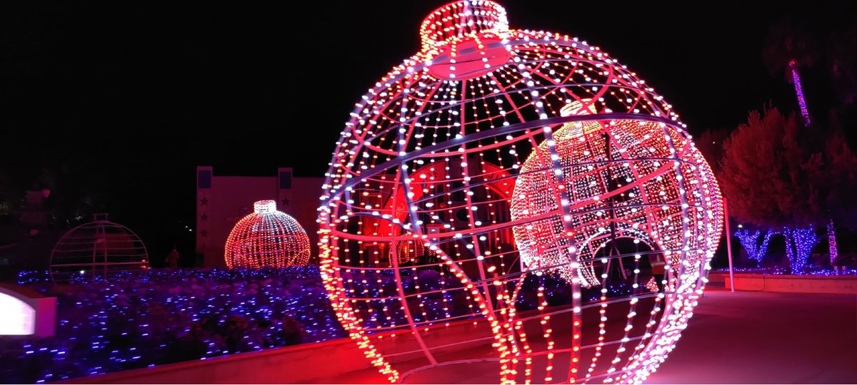 HauntingNet's tweet image. #HolidaysInThePark is still running at Six Flags Magic Mountain! If you are a season pass holder, you can bring a family member for only $15 on select dates. Check out our previous review on #HauntingNet then grab tickets for this #ImmersiveExperience. 
haunting.net/holidays-in-th…