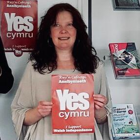 Hoffem estyn ein cydymdeimlad dwysaf â theulu a chyfeillion Mirain Llwyd Owen bu farw heddiw. Mirain oedd aelod rhif 24 o YesCymru a bu ar ein Pwyllgor Canolog yn 2019. Mae'r newyddion creulon yma'n ein hysgogi fwy i ymladd dros Gymru Rydd - dyna fasai Mirain eisiau ei weld.