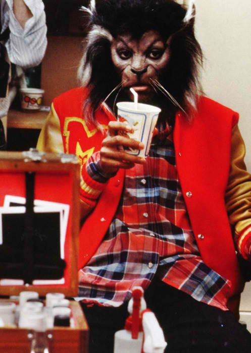 Em 1983, Michael Jackson muda totalmente o gênero dos videoclipes, lançando o curta "Thriller". Ele foi o primeiro artista que investiu em uma super produção em um videoclipe e deu tão certo.