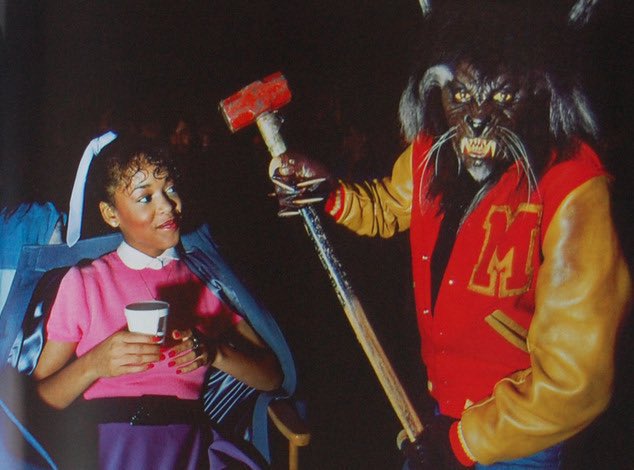 Em 1983, Michael Jackson muda totalmente o gênero dos videoclipes, lançando o curta "Thriller". Ele foi o primeiro artista que investiu em uma super produção em um videoclipe e deu tão certo.