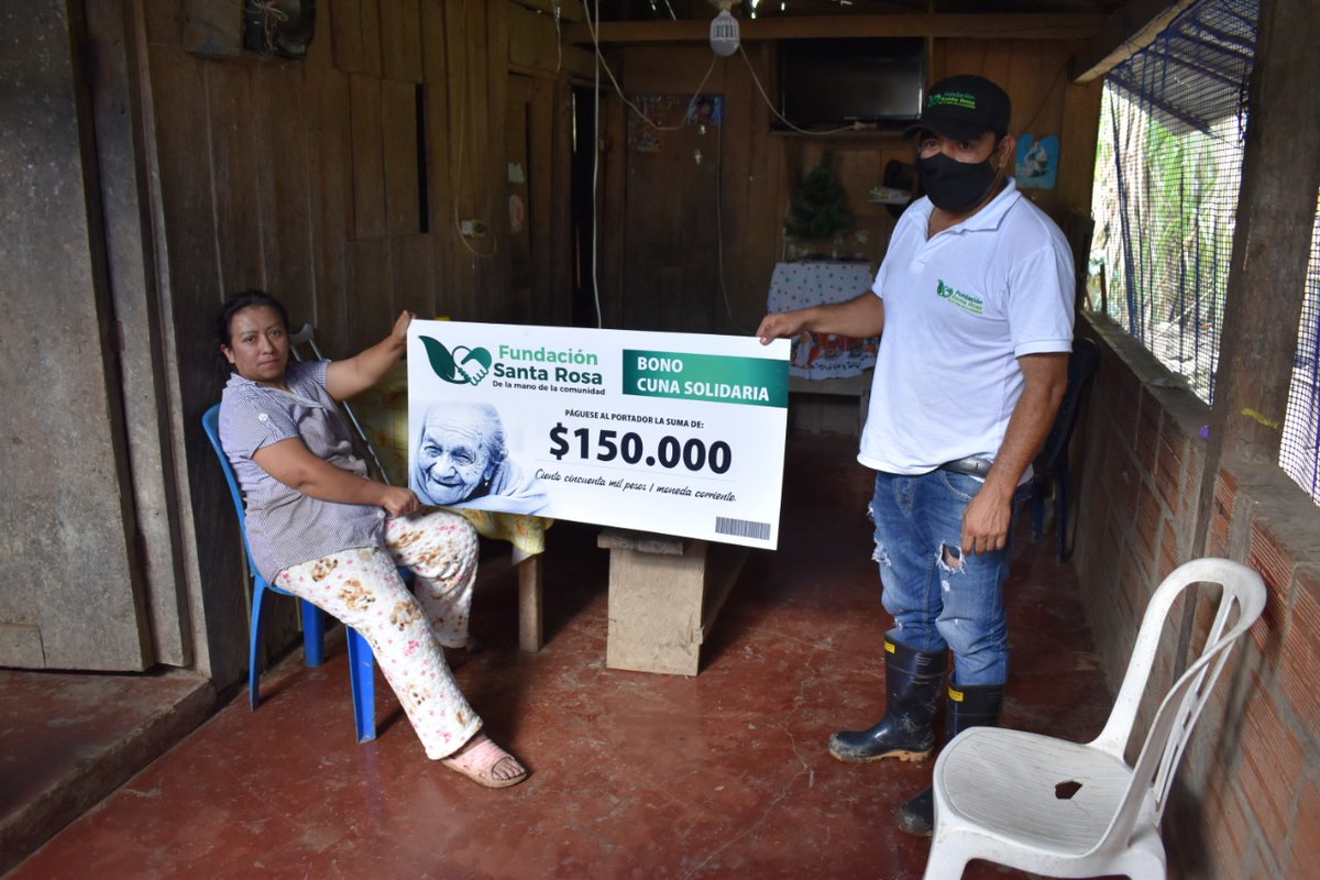 El día de ayer, Fundación Santa Rosa hizo la entrega del último bono de $150.000 de Cuna Solidaria, a la señora Lidia Marlén Martínez, de la vereda La Carrera, en Maripí. El dinero es utilizado por los beneficiarios para la compra de alimentos, medicamentos o vestuario.