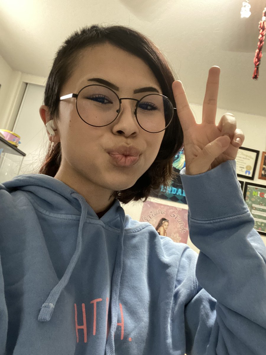 WANTUSAMPSON's tweet image. IT CAME! @CrawfordCollins i’m so happy that i got my #HTBH. merch :)💙 #cncmerch #happytobehere