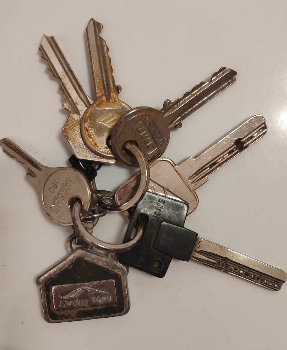 Semienterradas en la nieve en la calzada de la calle Berrocal han aparecido estas llaves. <a href="/AVIButarque/">AVIB</a>  ¿Creéis que si las dejo en vuestro local alguien las recuperará? 🤞