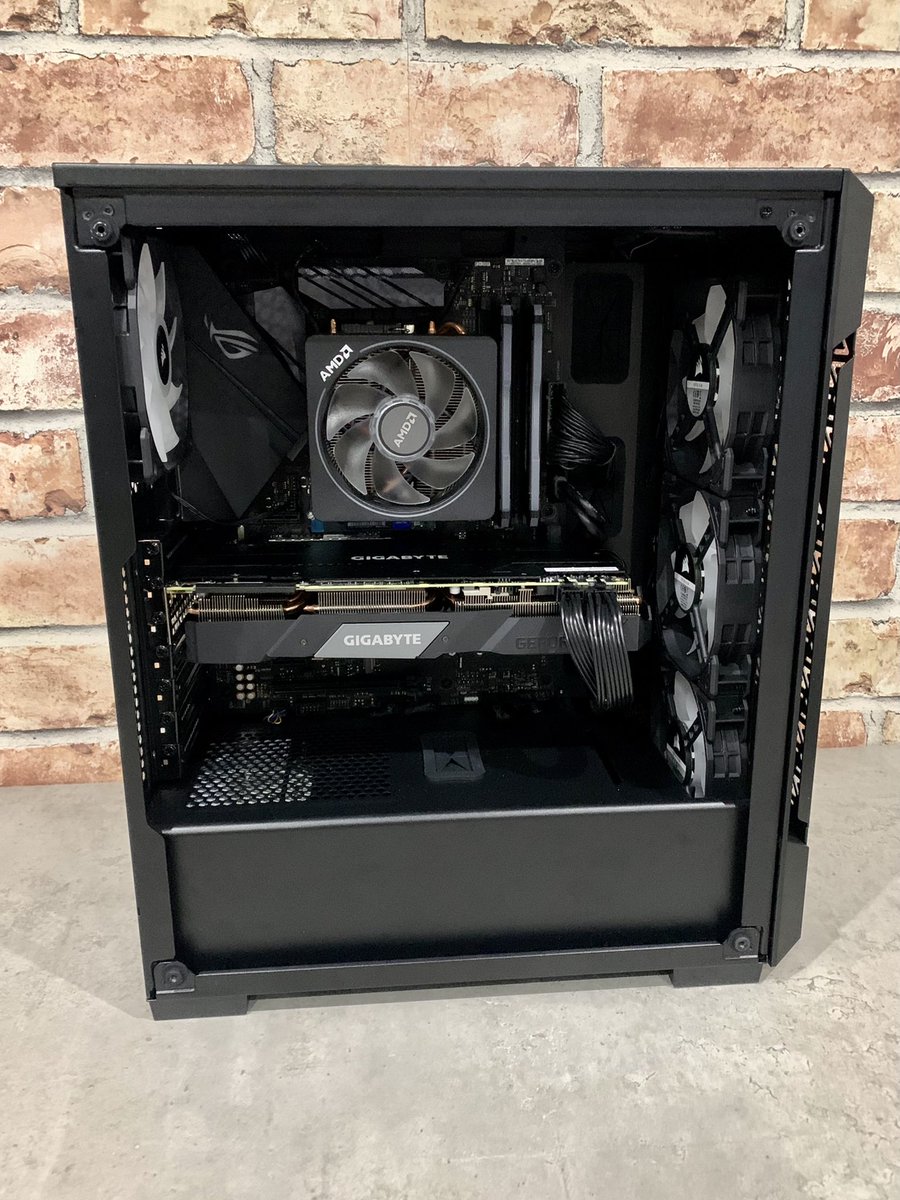 PC_Custompcs's tweet image. 1 of 2 Builds finally finished this week! AMD 3700x, Asus ROG B450, 16gb Corsair Vengeance RGB Pro 3600mhz, 500gb WD Blue NVME, Gigabyte RTX 2070 Super OC, Corsair ICUE 220T #PCPCs #CustomPCbuild #GamingPc #Amd #Ryzen7 #3700X #2070Super #fps