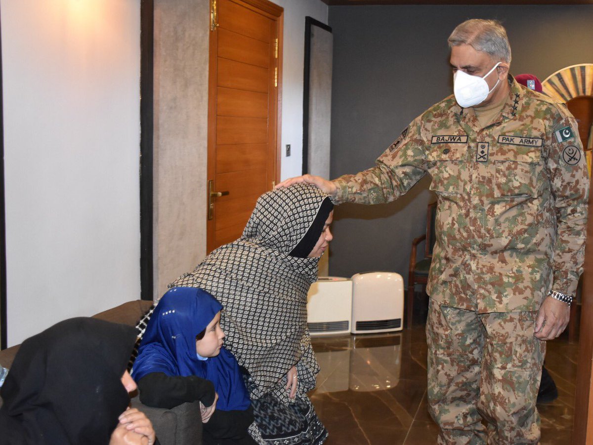 Powerful images from Quetta. Respect https://t.co/IhiChnXPSp