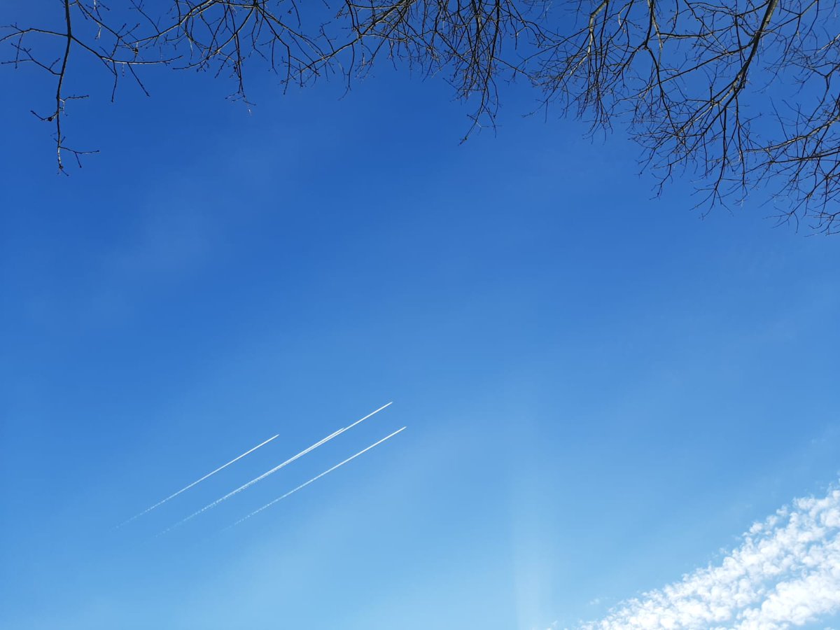 Mooi 4 span boven Leusden vandaag om 14.06. Waren die van jullie <a href="/Kon_Luchtmacht/">Koninklijke Luchtmacht</a> <a href="/VlbLeeuwarden/">Vliegbasis Leeuwarden</a> <a href="/VlbVolkel/">Vliegbasis Volkel</a> ?