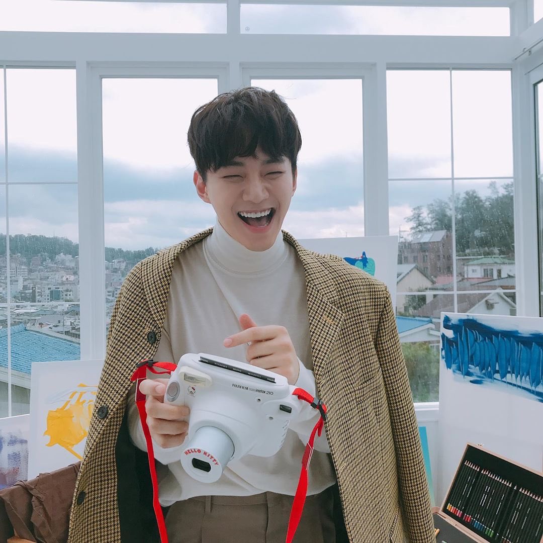 Lee Junho. 李俊昊 Li Jun Hao. 俊Jun, like I said for Minjun, could mean 俊秀JunXiu which means talented or 英俊YingJun which means handsome, and 昊Hao means a vastness of something. LEE JUNHO LITERALLY MEANS A VASTNESS OF TALENT/HANDSOMENESS SKSSHDHS BUT WHERE IS THE LIE 