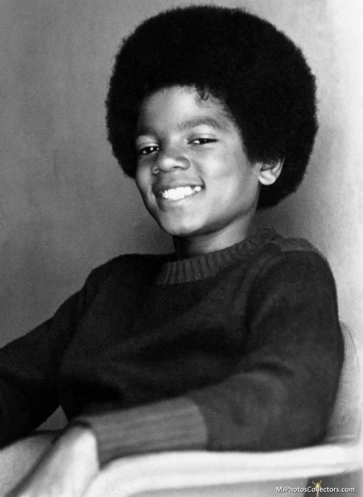 • DANÇAMichael Jackson sempre se inspirou em todas as formas de dança e música negra, e tinha James Brown, Jackie Wilson, Diana Ross entre outros artistas negros como seus ídolos.