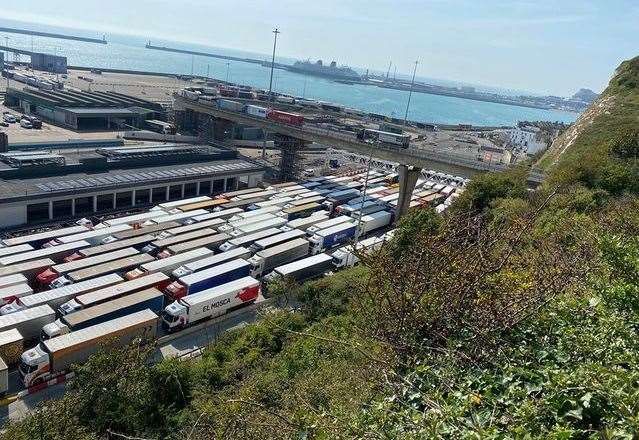 Kent_Online's tweet photo. More than 400 fines have been issued to HGV drivers who failed to obtain a valid #KentAccessPermit before entering the county https://t.co/LSihoGGdkt https://t.co/51Pm61Ke84