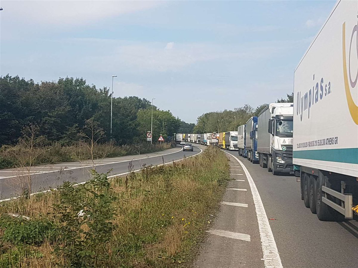 Kent_Online's tweet photo. More than 400 fines have been issued to HGV drivers who failed to obtain a valid #KentAccessPermit before entering the county https://t.co/LSihoGGdkt https://t.co/51Pm61Ke84