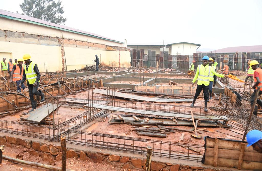 action_bonne's tweet photo. #Burundi: @Burundi1stLady &amp; Présidente de la Fondation @action_bonne a visité, ce 13/01/2021, l’hôpital régional de @Gitega afin de s’enquérir de l’état d’avancement des travaux d'extension du centre de traitement des fistules obstétricales, financés par cette fondation. https://t.co/rIn5GjXEYd