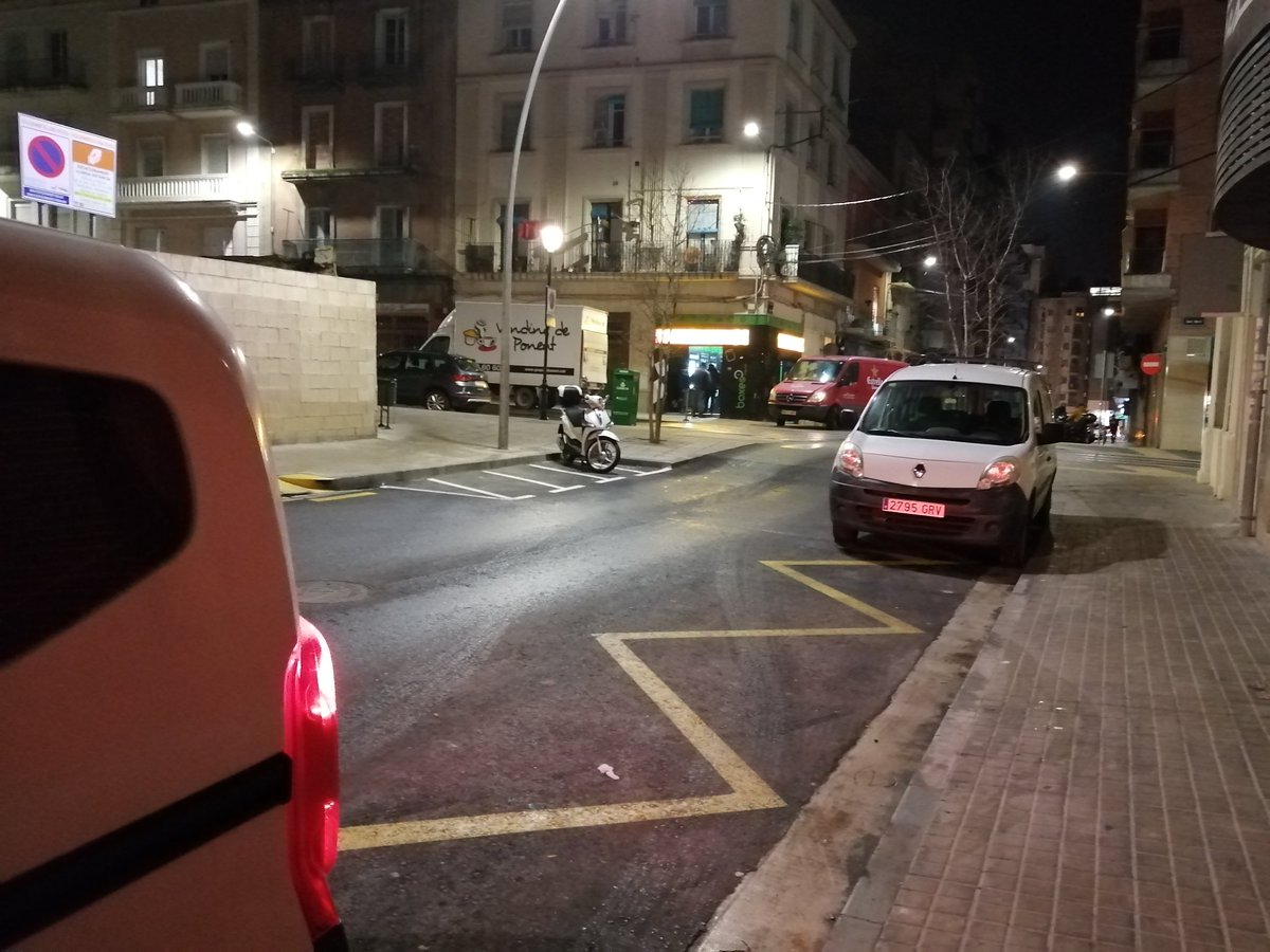 XavierPlanes's tweet photo. @gUrbanaLleida Si hi ha lloc a la zona de carrega i descarrega, quina necessitat imperiosa tenen d'ocupar l'acera?, esta vist que tenir unvehicle de granvolum dona permís a tot https://t.co/QqoniAg82C