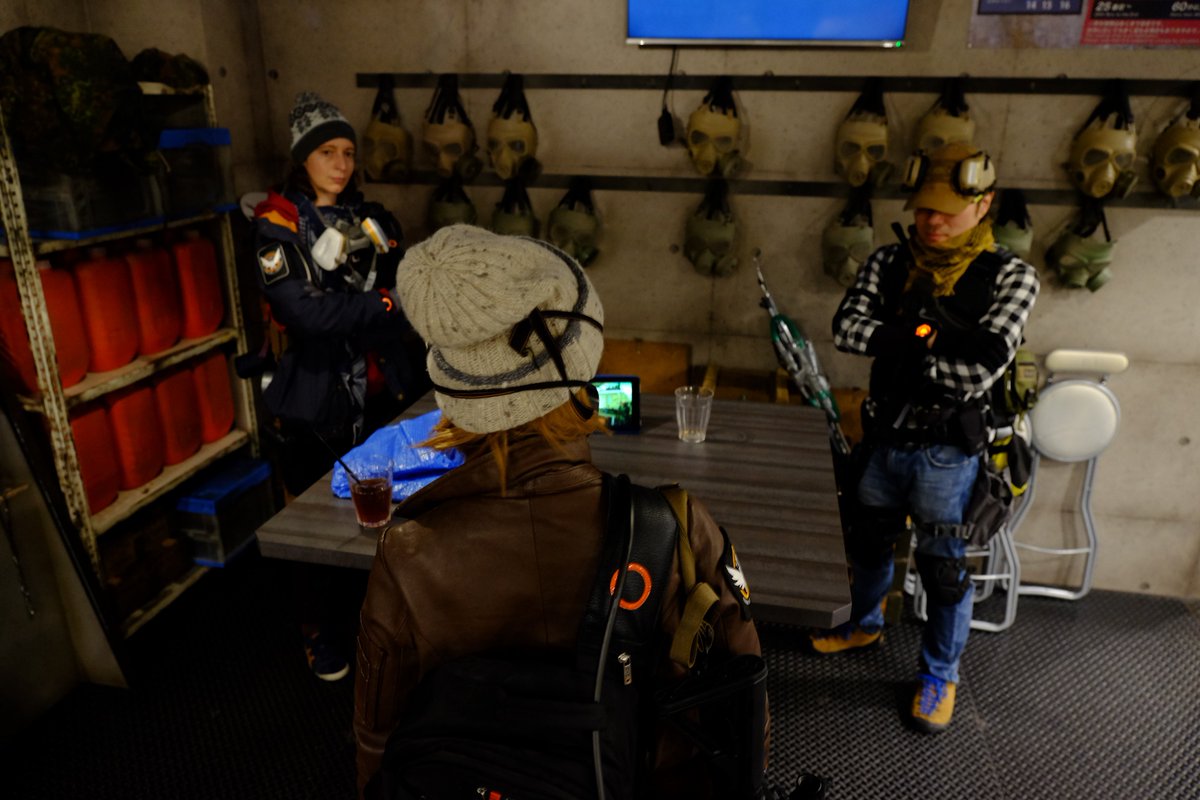 In August, we go to this gigantic studio JUST for cosplayers. A whole afternoon of taking Div pics. And one of my dreams comes true, as my friends allow me to recreate this iconic Survival photo.By that time, I'm heavily medicated and can't reproduce the exact pose, but still.