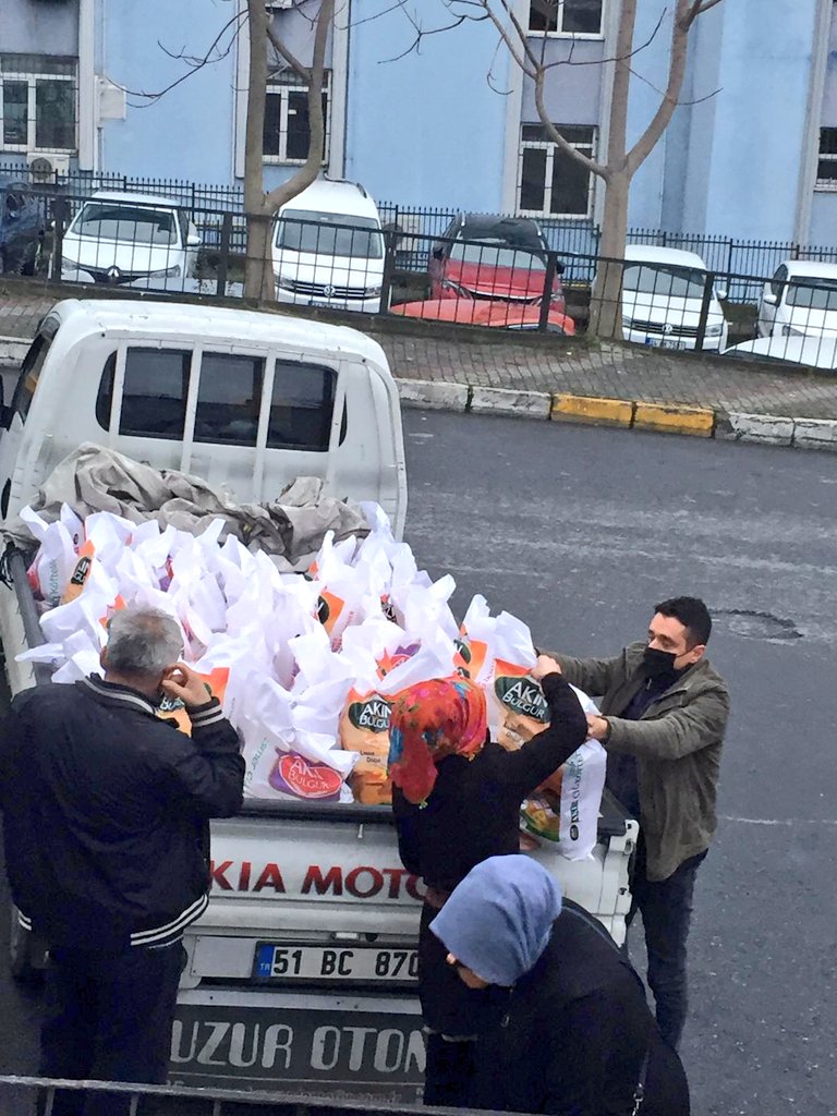 Her ay Mahallemizde yardıma muhtaç tesbit etmiş olduğumuz ailelere erzak dağıtımımız devam ediyor.
Bugün 50 ailemize erzak yardımı gerçekleştirdik.
Erzak yardımında bulunan Hayır sever kardeşlerimize ve Erzakların Ulaşımını sağlayan Nakliyeci Kemal kardeşimize teşekkür ederim.
