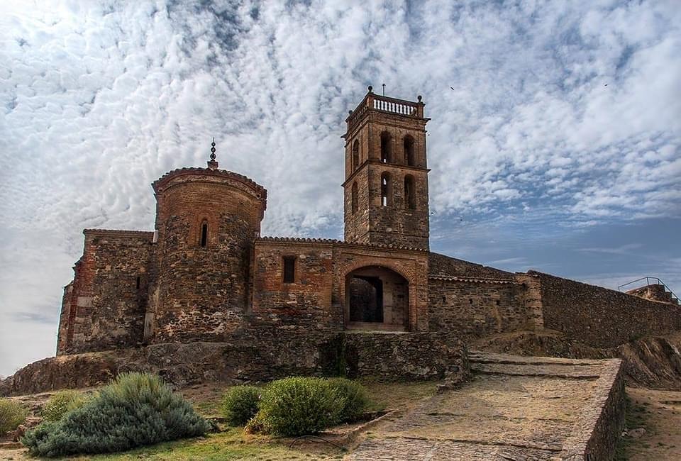 AliciaCleren's tweet photo. Super agradecida y muy ilusionada con este premio. Otro motivo más para que Almonaster sea uno de mis lugares favoritos de la sierra de Huelva. 
Ayer día 12 se falló el XII Certamen Fotográfico A.M.O. otorgándome el segundo premio con esta imagen de la mezquita @AMO @Almonaster https://t.co/aZASUkbuS3
