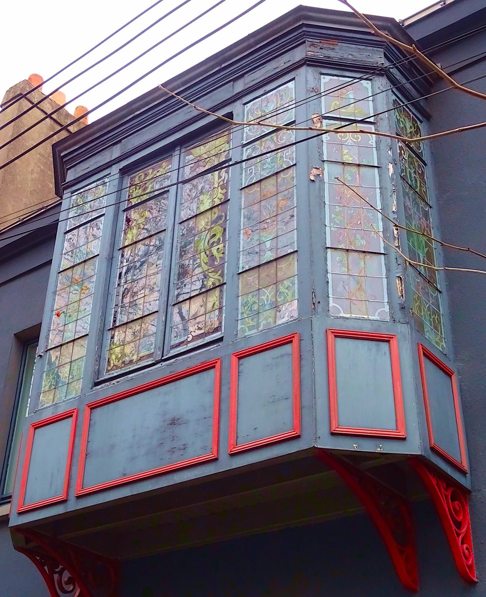 curiouscat1blog's tweet photo. #Patrimoine #Architecture #Insolite (3/4) #Couleurs Comme d'autres villes françaises, #Nantes compte plusieurs maisons avec une "fenêtre arquée" (#Bowwindow). Connaissez-vous celle-ci, superbement décorée ?😻 https://t.co/ESCjJG8t9U