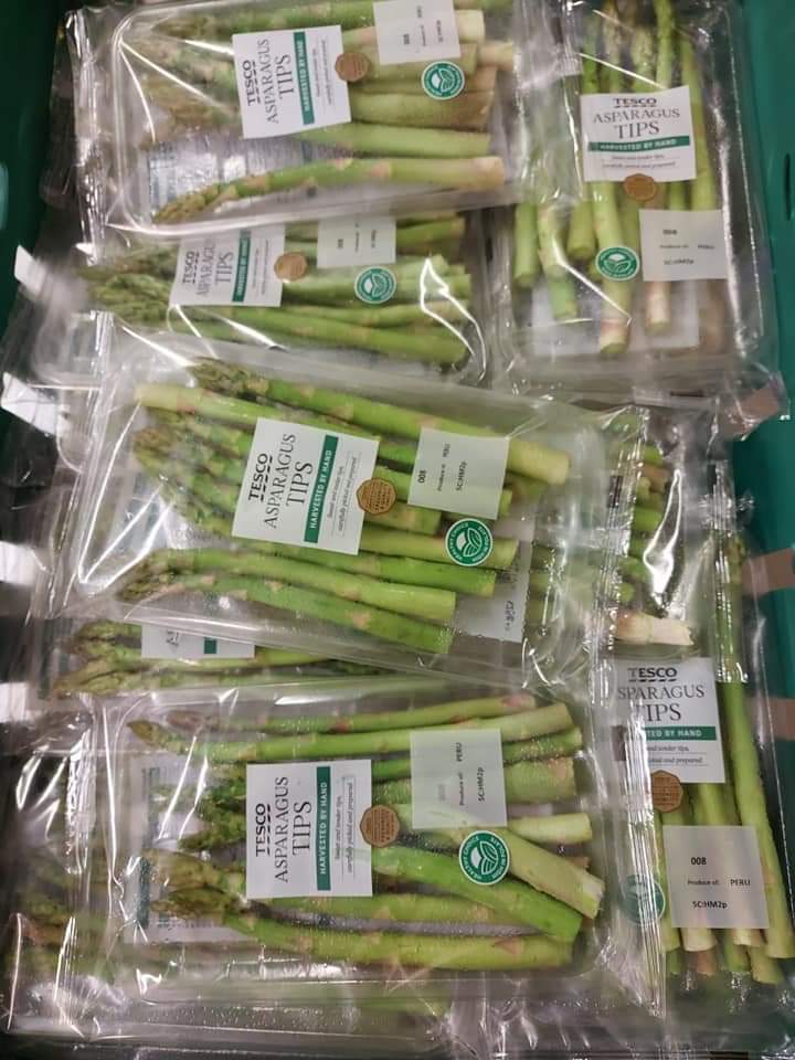 edinfoodsocial's tweet photo. Asparagus grown on the other side of the world to satisfy an imposed consumer culture, produced at a cost to the people who grow it and their land. Wrapped in plastic, flown over 6000 miles to get here, and then written off as surplus. Enough with this car crash of a food system. https://t.co/F5RKbxqJc3