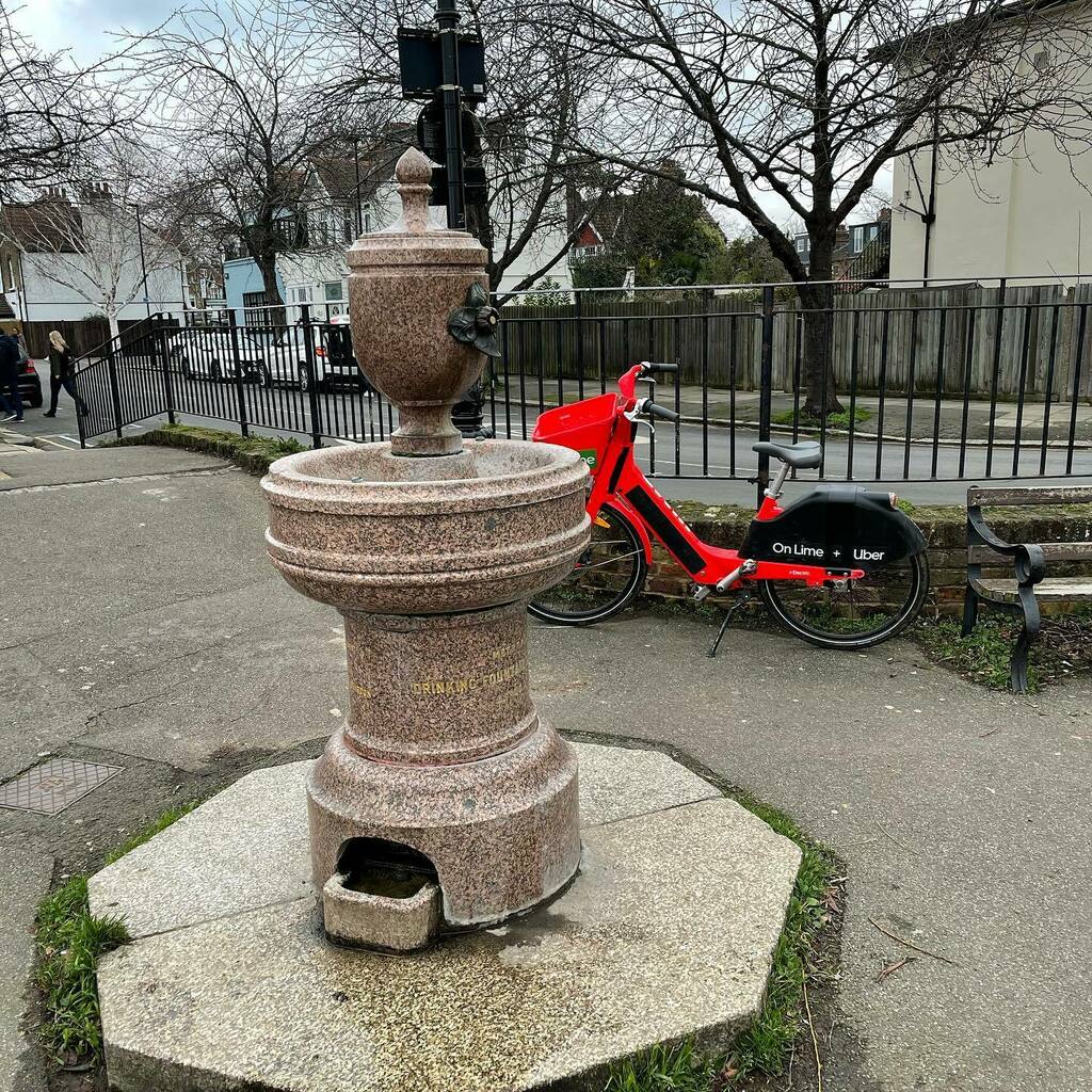 Timothy_Hughes's tweet photo. The network of water fountains around London are there as an alternative to the pub 😁 #chiswick #london #londonist #londoner #thames #riverthames #thamesriverside #strandonthegreen https://t.co/JDJP42LMth https://t.co/PcOTsmSJGE