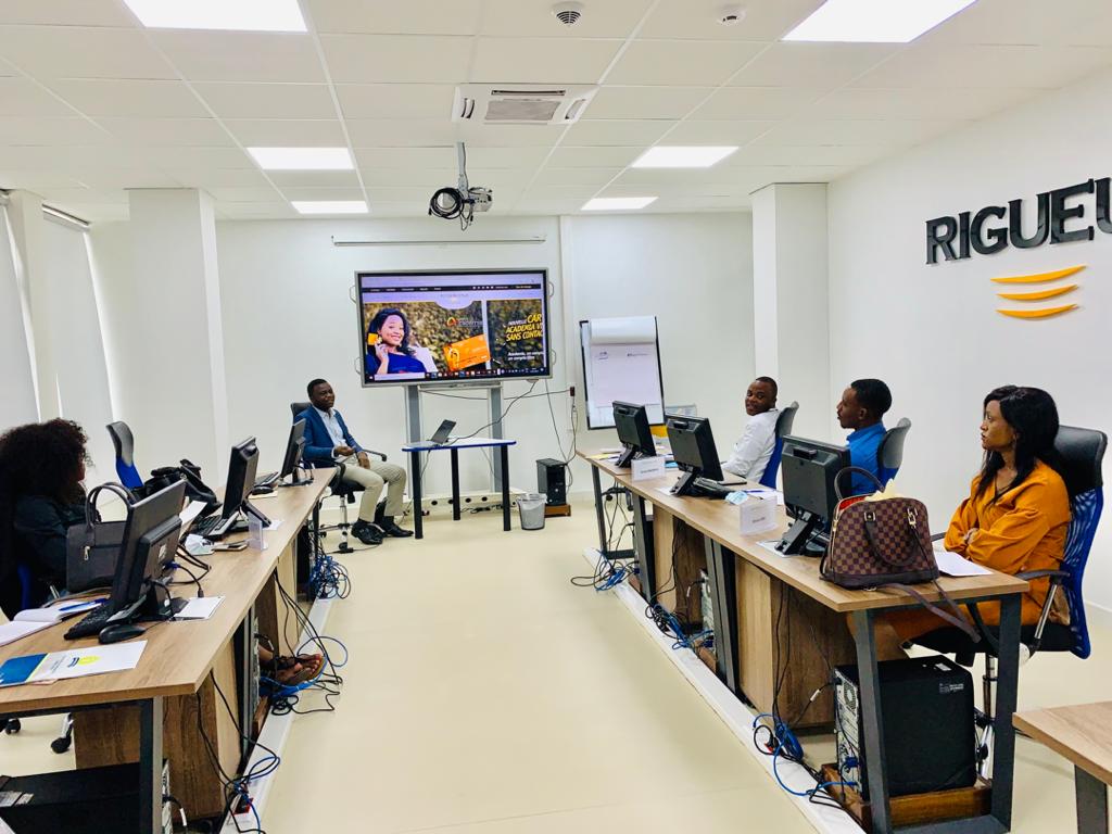 SmartCongo's tweet photo. Formation de renforcement des capacités équipe de Service Client de la @Rawbank_sa sur l'optimisation de la relation client avec le digital. 

Smart Academy, acteur de référence dans le renforcement des capacités et l'amélioration des performances. Visitez https://t.co/qFkKLyLXv0 https://t.co/c1mm666tle