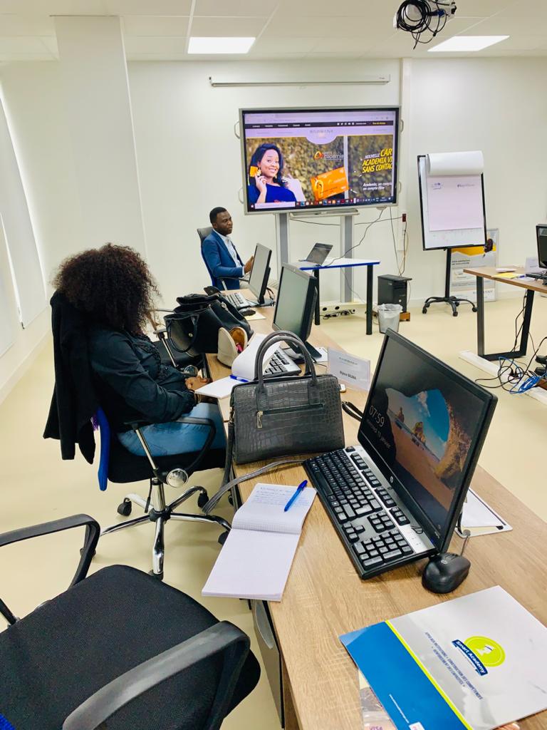 SmartCongo's tweet photo. Formation de renforcement des capacités équipe de Service Client de la @Rawbank_sa sur l'optimisation de la relation client avec le digital. 

Smart Academy, acteur de référence dans le renforcement des capacités et l'amélioration des performances. Visitez https://t.co/qFkKLyLXv0 https://t.co/c1mm666tle