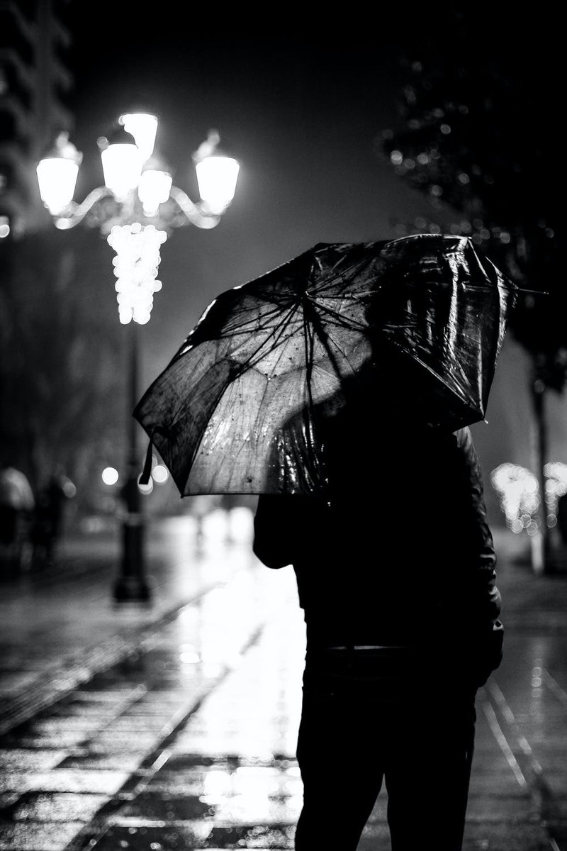 CarmenCapasso6's tweet photo. Continuai ad aspettarla sino a notte fonda...Sino a quando l’ultima goccia di pioggia posò a terra. 
Continuai ad aspettarla nonostante il tremore delle mie ossa...
L’amavo così tanto che continuai ad aspettarla sino al mio ultimo respiro. ❤️

- Carmen

#carmencapasso #scrittrice https://t.co/DTVWAf4E1i