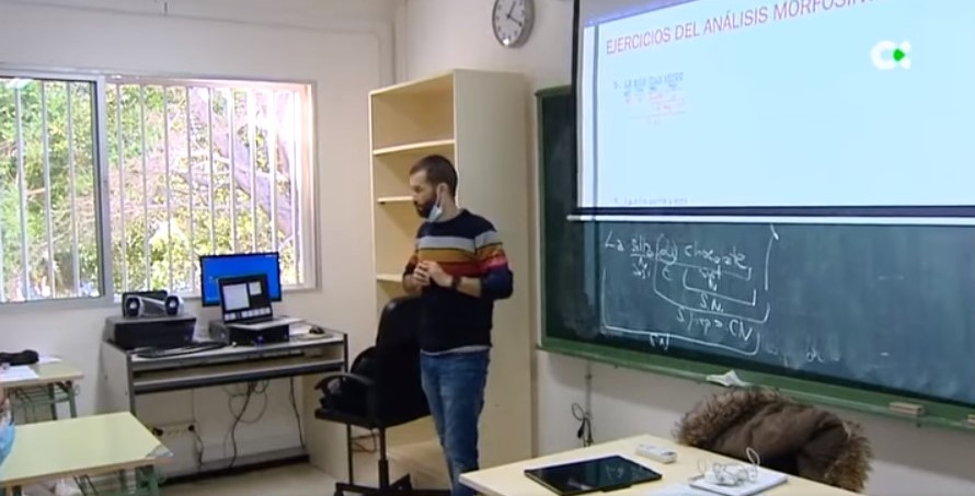 Por primera vez, el alumnado oyente de Bachillerato dispone de intérprete de lengua de signos para seguir a su profesor sordo, Miguel Ángel Sampedro. Esperamos que esta noticia sea más habitual 👇

escuelas.excepcionales.es/2021/01/por-pr…