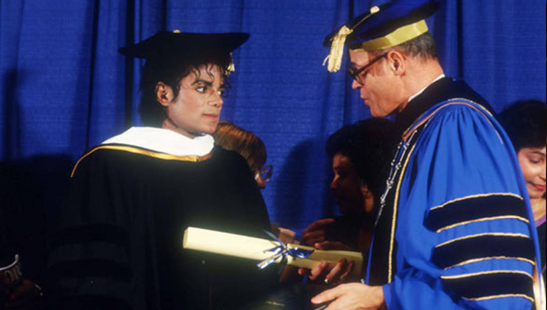 Michael cria o "Michael Jackson UNCF". Essa fundação de $1.5 milhão alcança alunos que se destacam emartes cênicas e comunicação, com dinheiro doado todo ano para estudantesque cursam uma faculdade membro da UNFC ou universidade.