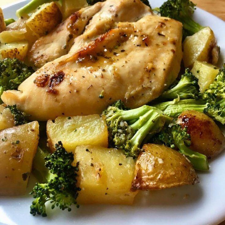 AnitasTableTalk's tweet photo. Love this recipe for One Pan Roasted Chicken, Broccoli and Potatoes
#sheetpan #recipe #chicken #quickandeasy #HealthyEating 
Recipe: https://t.co/LRGbMubIZR https://t.co/yNeJp6dPno
