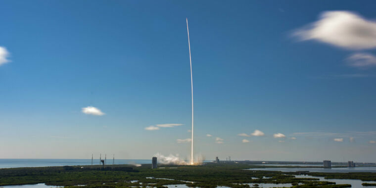 DTNSSubReddit's tweet photo. Russia may fine citizens who use SpaceX’s Starlink Internet service via /r/DailyTechNewsShow https://t.co/m1lqKxugtZ https://t.co/zAIbO1yans