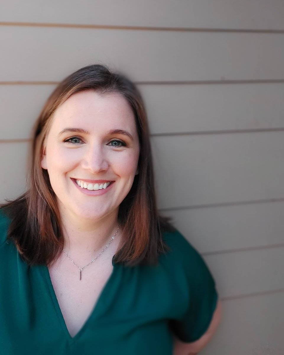 Have you met our newst Dieitan to join the @IlveWellNutrition Team?
.
.
 Meet Cami Eaton today!
We asked her a few questions so we can all get to know her better, check out her answers!
.
.
🏝If you were on a desert island and could only take three foods and one book, what woul