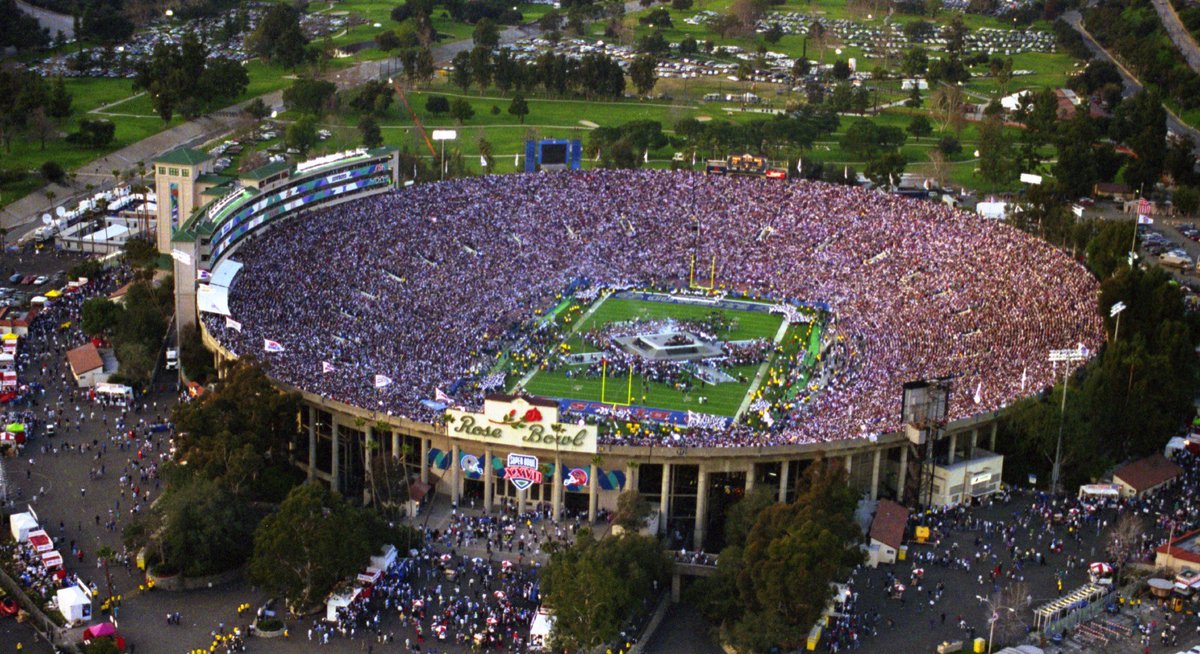 • SUPER BOWLAté 1992 o intervalo do Super Bowl eram somente com bandas marciais de faculdades locais ou performances de artistas menores e não era um grande show de audiência como é hoje.