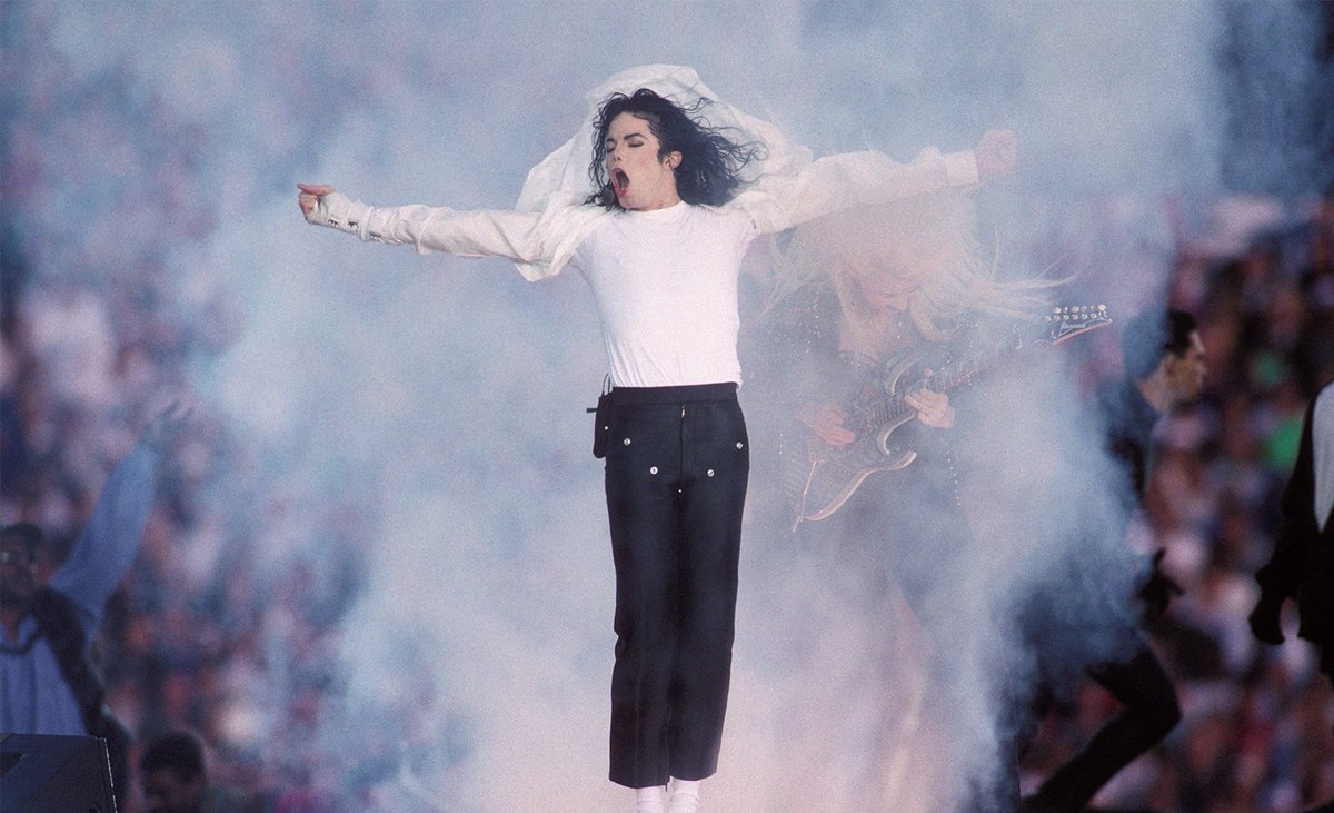 Em 1993 a NFL mudou sua abordagem para o show do intervalo e chamaram Michael Jackson para o espetáculo.