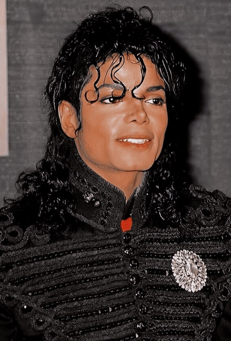 • IMPACTOMichael Jackson teve um enorme impacto cultural, ele é considerado uma das figuras culturais mais significativas do século XX e um dos mais bem-sucedidos e influentes artistas.