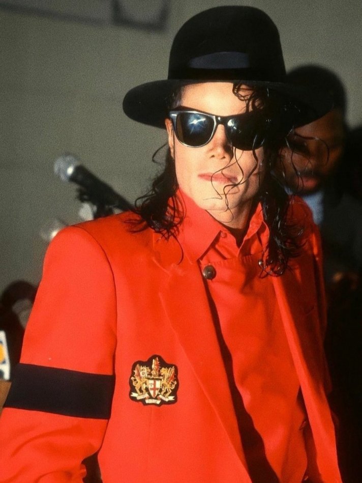 Sua influência se estendeu para inspirar tendências da moda e aumentar a consciência para causas sociais em todo o mundo.