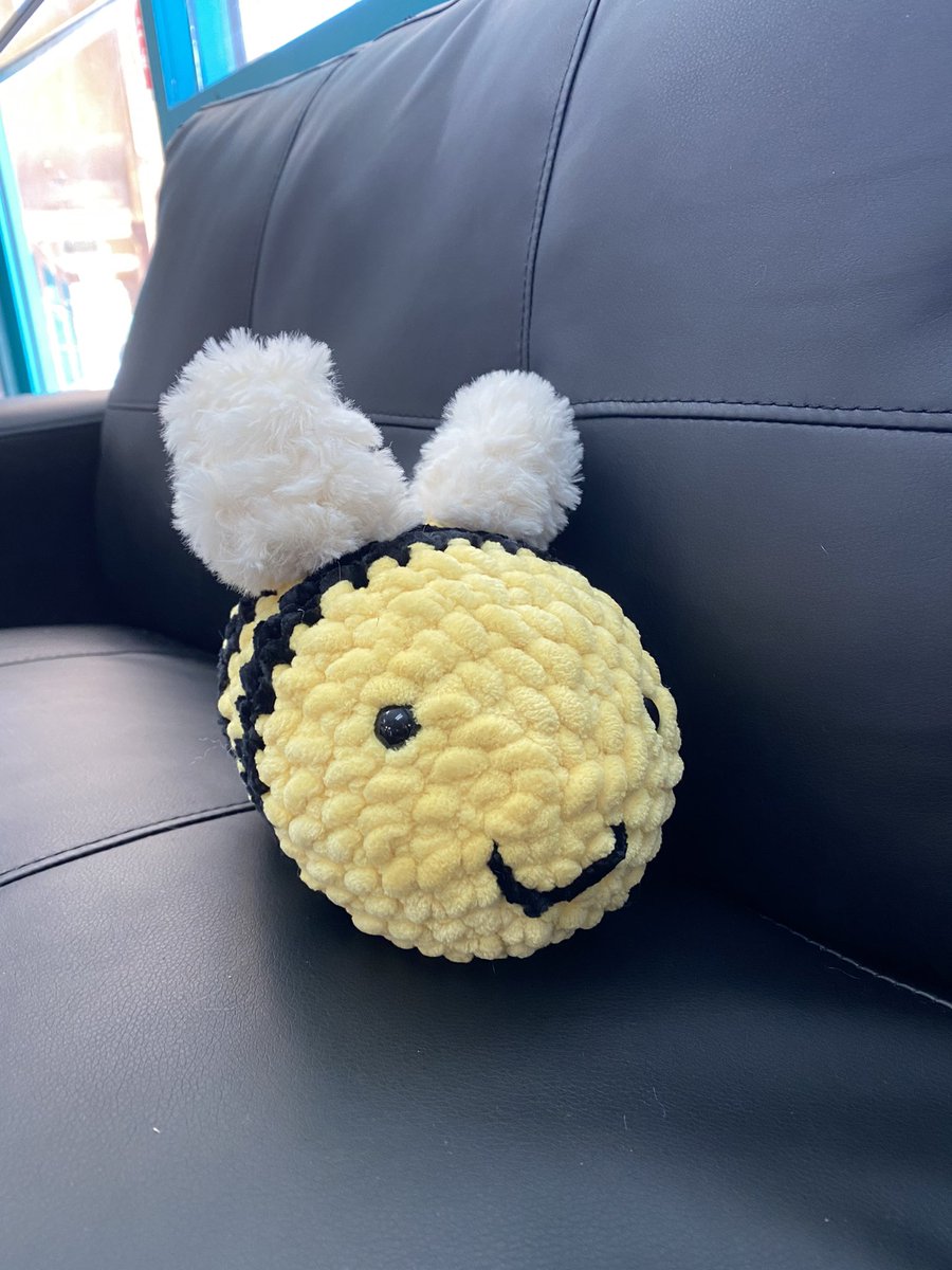 IridescentKakes's tweet photo. I’m selling crochet bees 🥰
I have a couple strawberry(pink and white) and a couple yellow bees, including one tiny bee
The strawberry bees will be 35
Normal bees are 25
And the lil bee is 15
If you would like one, msg me
I’d prefer to send to only people in the US due to price https://t.co/GEhGGgNZig