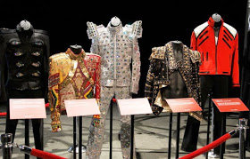 • MODAO estilo do Michael Jackson influenciou a moda mundial, e muitas das suas roupas são atemporais, com vários estilos marcantes.Michael gostava de usar muito brilho, meias brancas, luvas, correntes e mocassins.