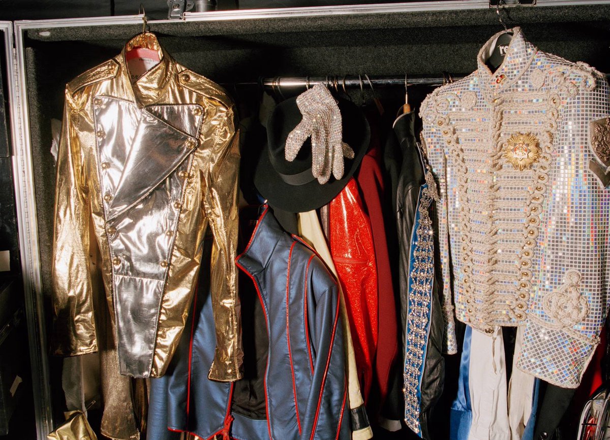 • MODAO estilo do Michael Jackson influenciou a moda mundial, e muitas das suas roupas são atemporais, com vários estilos marcantes.Michael gostava de usar muito brilho, meias brancas, luvas, correntes e mocassins.