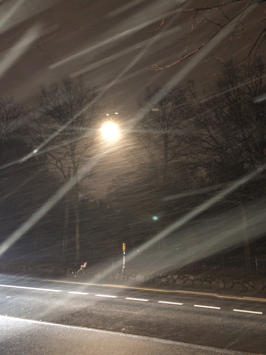 Vi væbner os med tålmodighed i en hård tid og bekæmper #coronadk sammen. Hjælp særligt familier med små børn 0-4 klasse eller særlige behov, der også skal arbejde, ved at få nødpasning på plads @kommunerne lad os få budskab bedre ud for tryghed og mere bæredygtig balance #dkpol