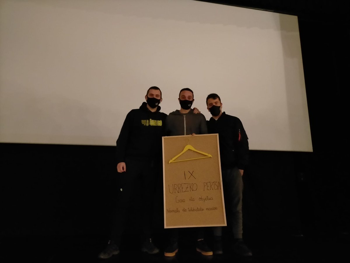 gaztetxia's tweet photo. IX. Urrezko Pertxa berezia izan da. Normala izango ote da X.-a? Halako taldearekin izan, behintzat, izango da. Zorionak Enkante Producions taldeari eta mila esker parte hartzaile guztiei!

Hemen dituzue ikusgai laburmetraia guztiak:
https://t.co/p1m4mAGR86 https://t.co/DlMY3mQmQo