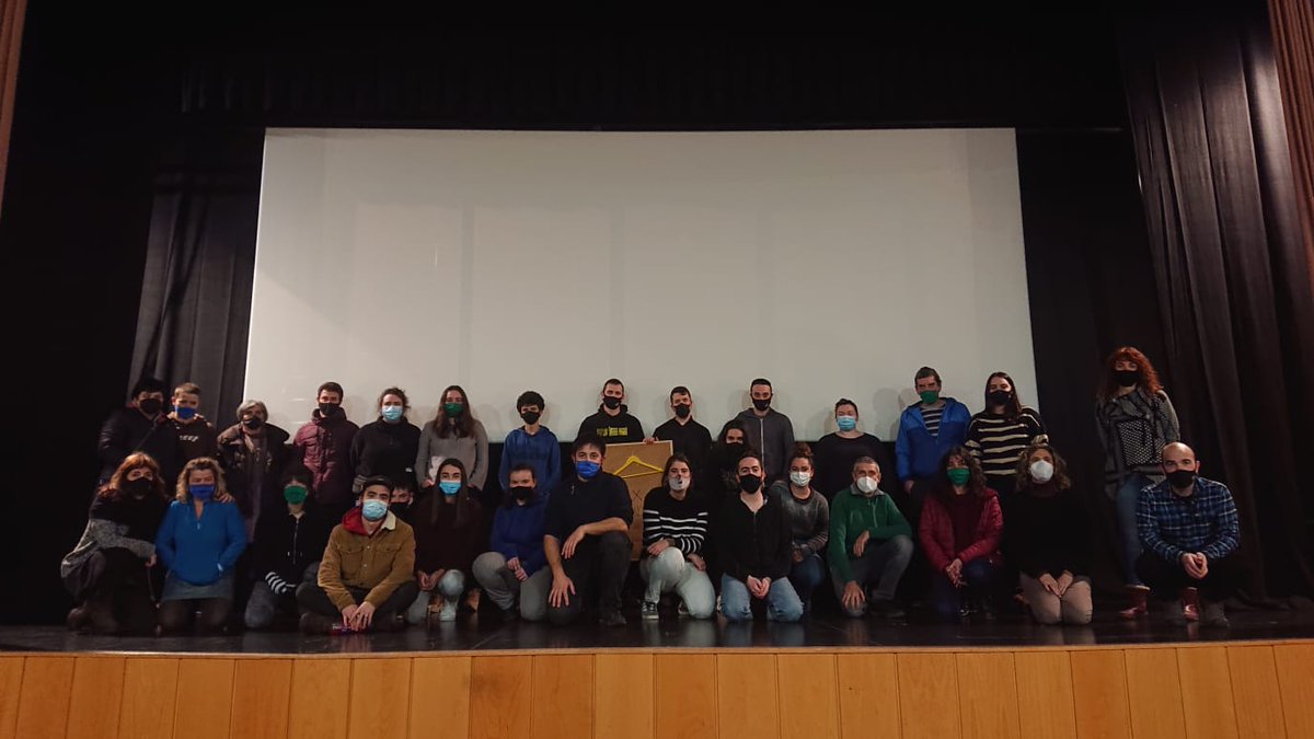 gaztetxia's tweet photo. IX. Urrezko Pertxa berezia izan da. Normala izango ote da X.-a? Halako taldearekin izan, behintzat, izango da. Zorionak Enkante Producions taldeari eta mila esker parte hartzaile guztiei!

Hemen dituzue ikusgai laburmetraia guztiak:
https://t.co/p1m4mAGR86 https://t.co/DlMY3mQmQo