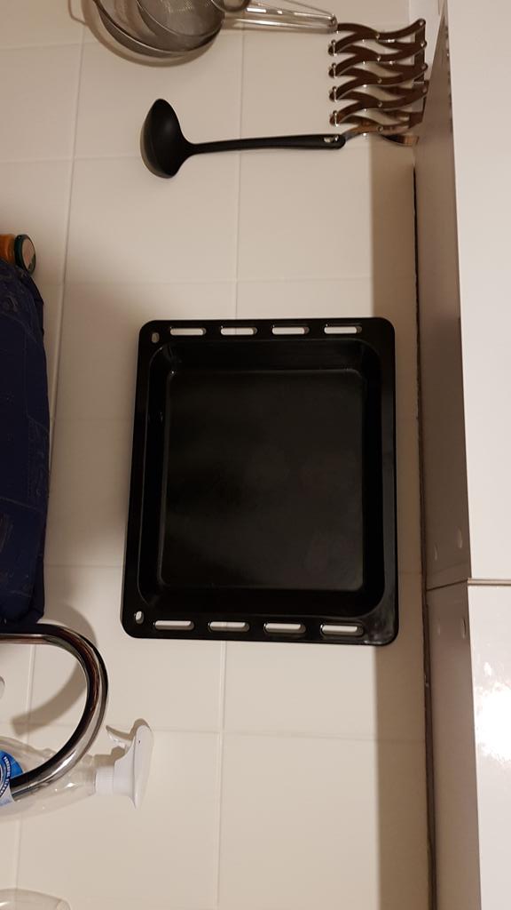 you_Stine's tweet photo. Mein Mitbewohner ist auf Koffein und wir kleben mit Nanoband Sachen an die Wände. Das macht ja sooo viel Spaß 😂 https://t.co/Tt3SbjYJCF